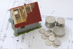 Maison en construction et monnaie